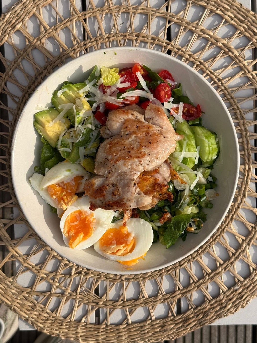 Zomerse tafel buiten met verse groenten, brood en kaas